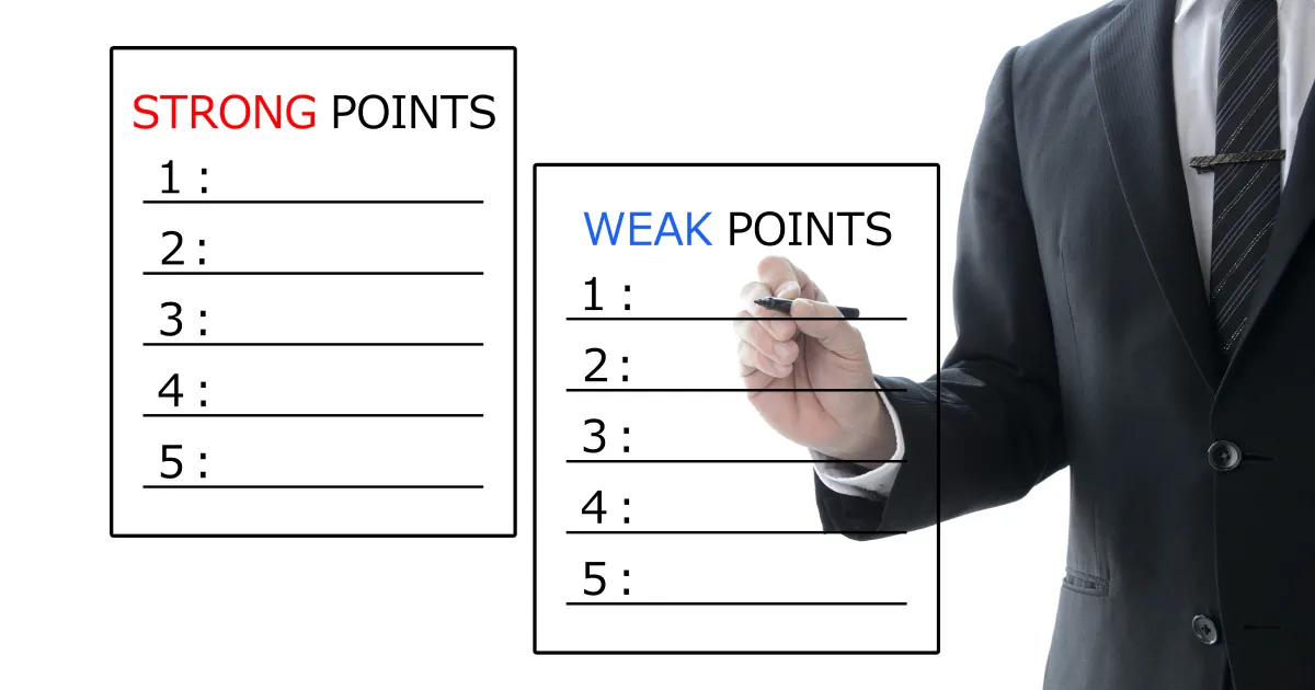 スーツを着た男性がペンを持ち、強み（Strong Points）と弱み（Weak Points）が記載されたリストを記入しているイメージ。面接官に強みと弱みを効果的に伝えるポイントを象徴するデザイン。