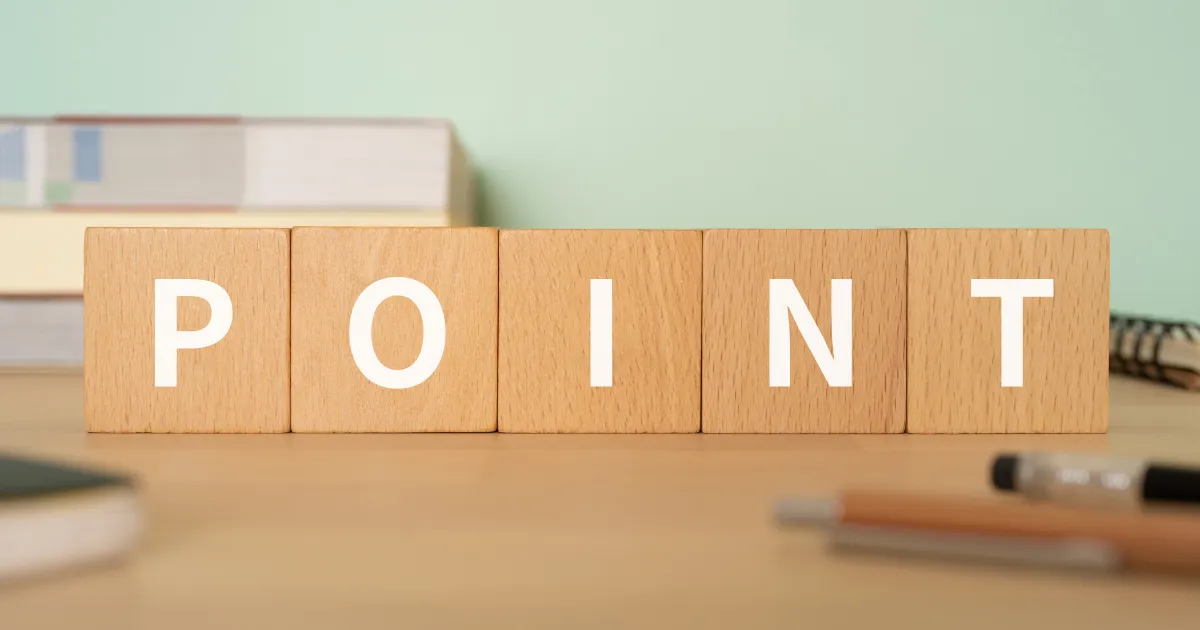 木製ブロックに 'POINT' の文字が書かれたイメージ。面接官に転職理由を伝える際に押さえるべき重要なポイントを象徴するデザイン。