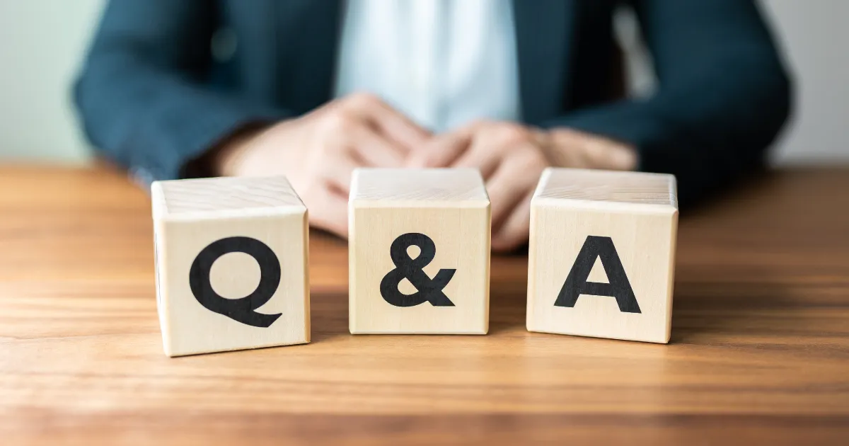 木製ブロックに記されたQ&Aの文字 - Web面接に関するよくある質問と回答を示すイメージ