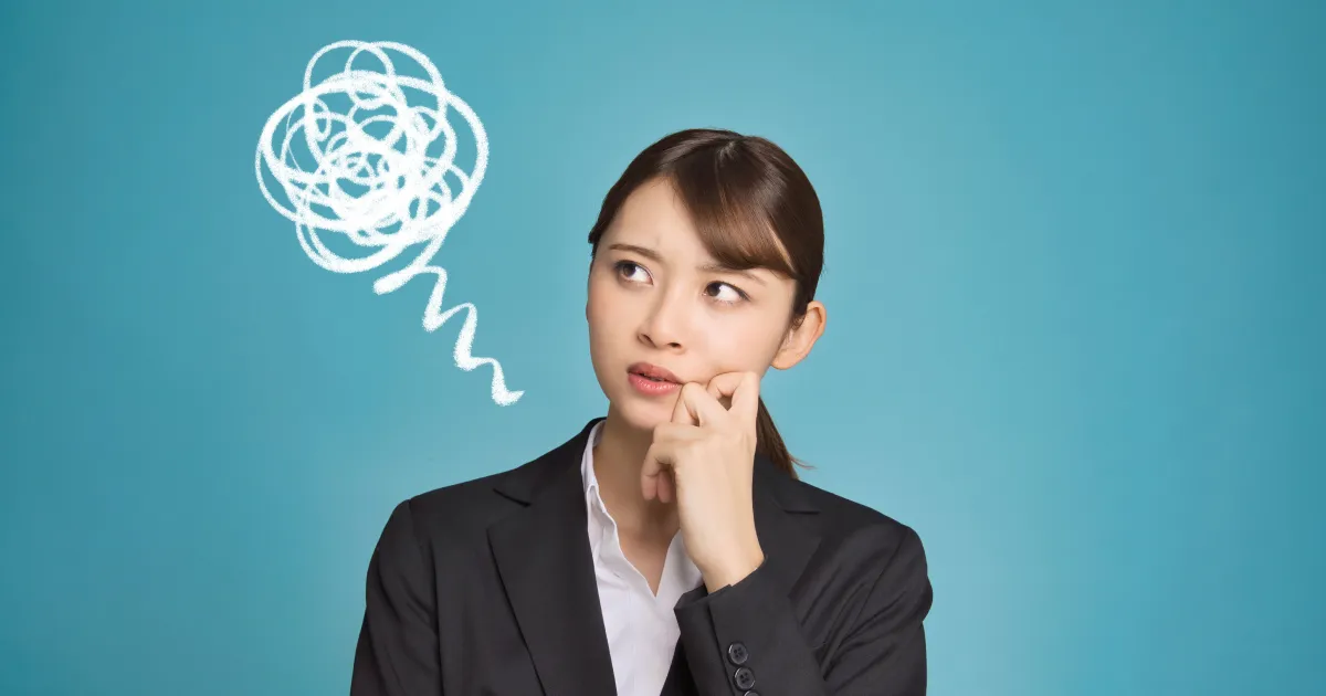 悩んでいる表情の女性と頭上のもやもやした線。自分に合う仕事が見つからない時の対策を象徴するイメージ。