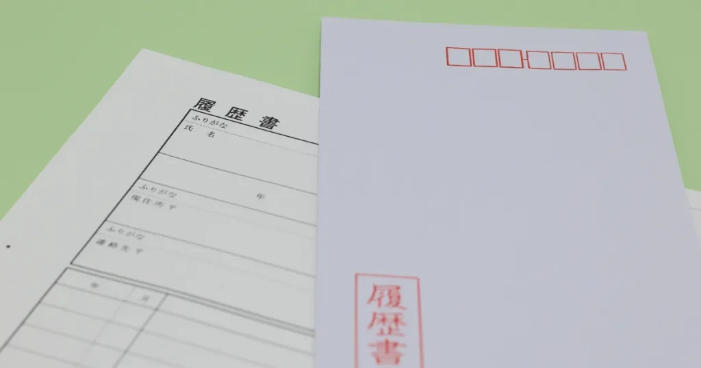 履歴書と『履歴書在中』と記載された封筒。履歴書郵送時の封筒マナーを示すイメージ。