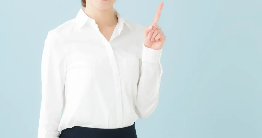 白いシャツを着た人物が指をさしてポイントを示している姿。転職面接で逆質問を成功させる秘訣を説明するセクションを象徴する画像。