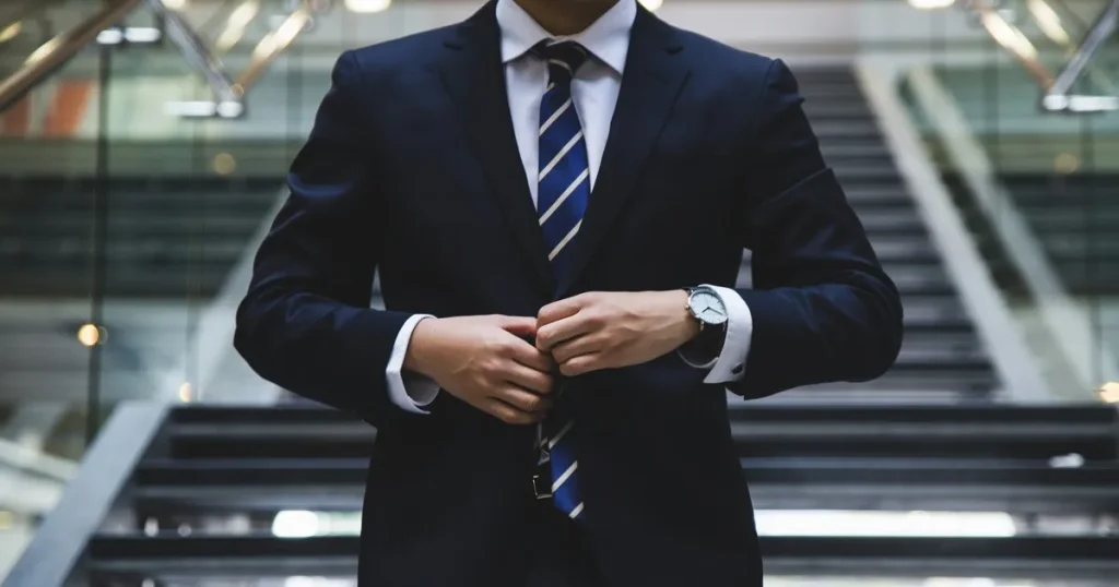 スーツを着た男性の上半身 - Web面接での髪型や身だしなみの重要性を示すシーン