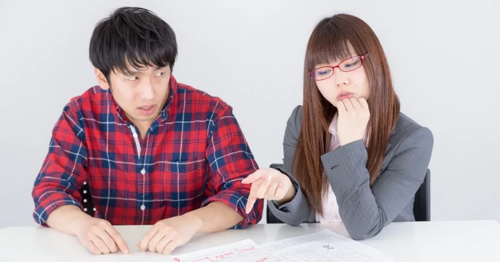 退職代行の相談を受ける女性スタッフと悩む男性 - 退職代行サービスの役割を説明するセクションに関連した画像