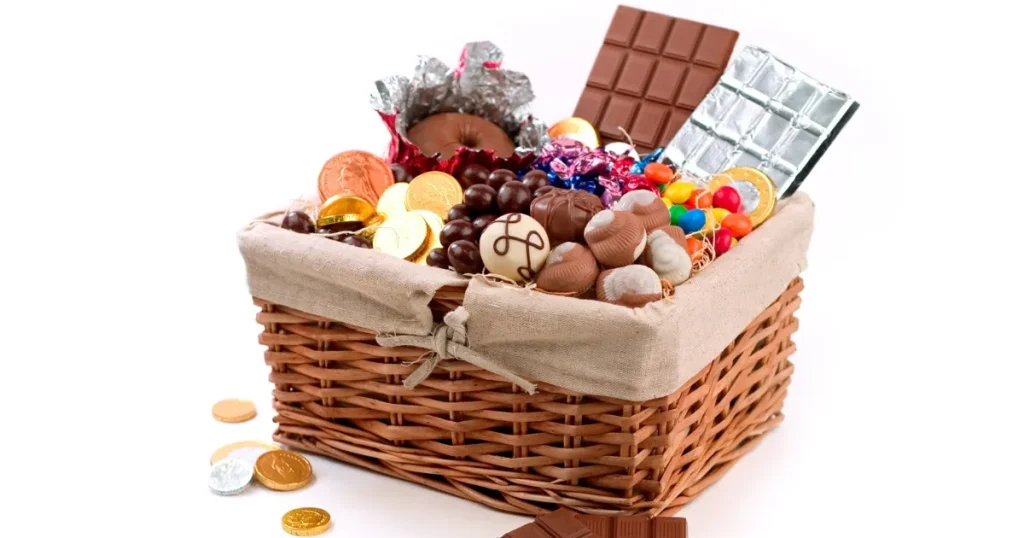 さまざまな種類のチョコレートやキャンディが詰まったギフトバスケット - 退職時に渡すお菓子の選び方に関するセクションに関連した画像