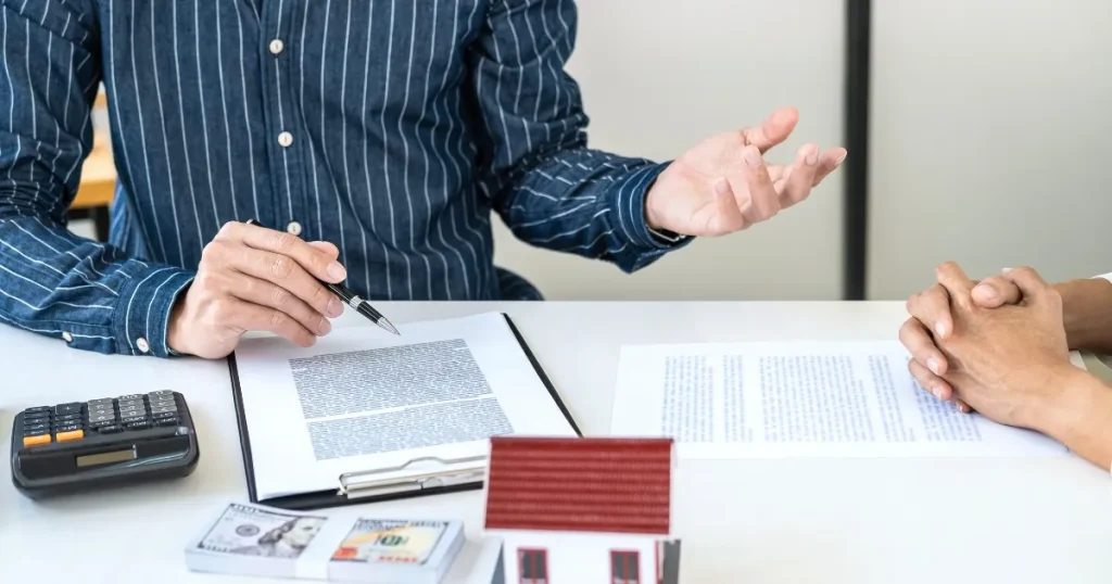 給与交渉を行うビジネスシーン - 書類、電卓、紙幣を用いた交渉の様子。転職で給与交渉する際のデメリットを説明するセクション用の画像