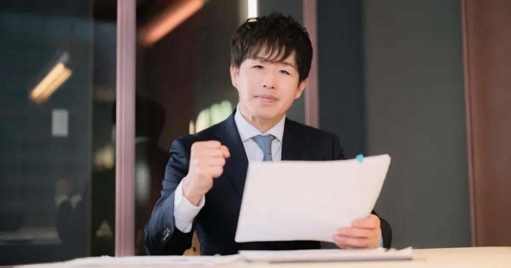 退職代行サービスをイメージしたオフィスデスクの上に置かれた書類とペン - 退職代行の概要を説明するセクションに関連した画像