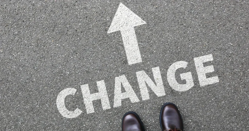 道路に描かれた 'CHANGE' の文字と矢印 - 女性向け寿司職人求人の探し方を説明するセクション用の画像