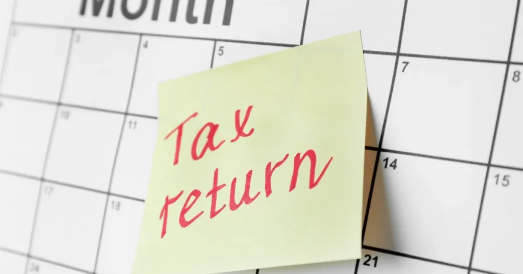 カレンダーに貼られた『Tax Return（税務申告）』と書かれた付箋。年末調整と確定申告の違いを示すイメージ。
