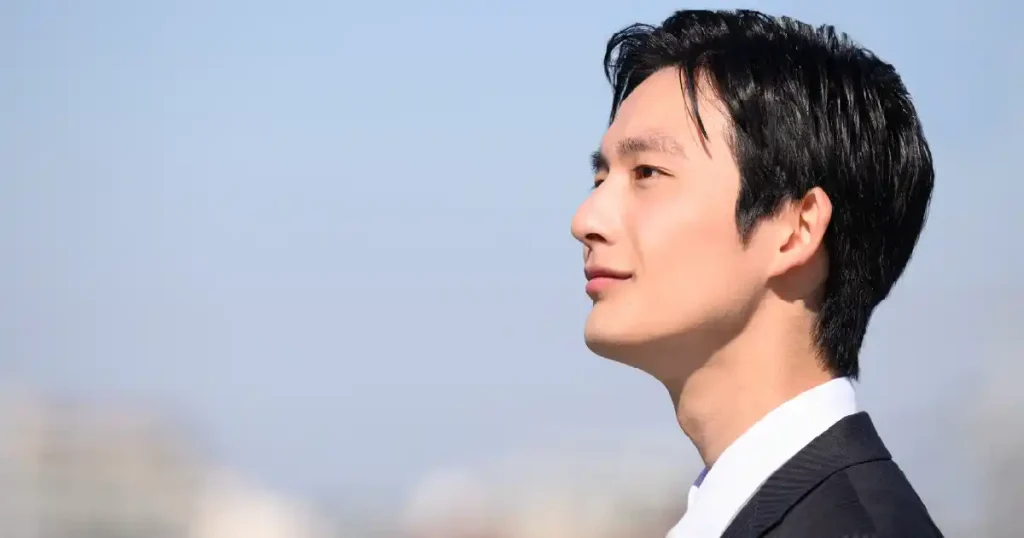 清潔感のあるショートヘアの男性 - 面接に適した髪型で横顔を見せるスーツ姿