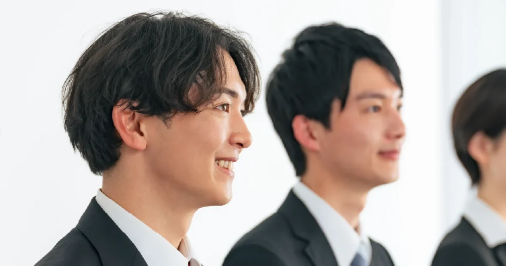 スーツ姿の男性2人 - 面接で清潔感のある髪型が重要である理由を示すシーン