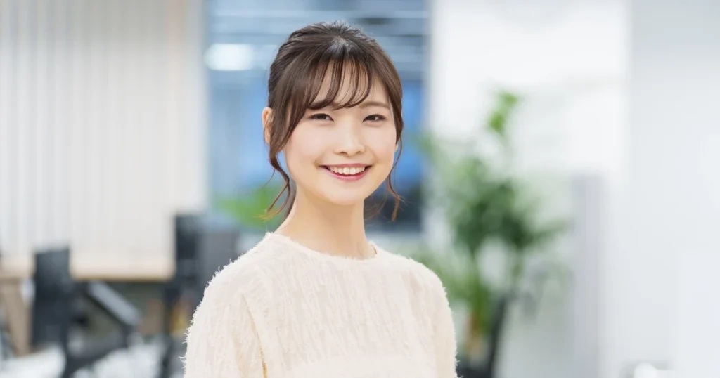私服面接にふさわしい髪型の女性 - 清潔感のあるハーフアップスタイルで笑顔を見せる