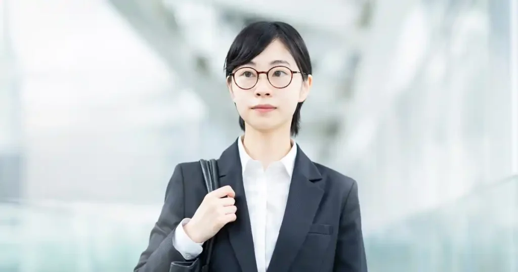 ショートヘアの女性 - 面接に適した清潔感のある髪型でスーツを着用し、落ち着いた表情を見せる
