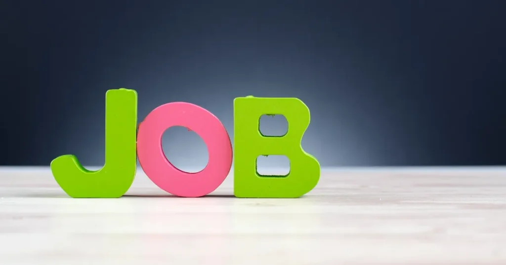 木製のカラフルな文字で構成された『JOB』のオブジェ。転職回数が多いことのデメリットについて説明するイメージ画像。