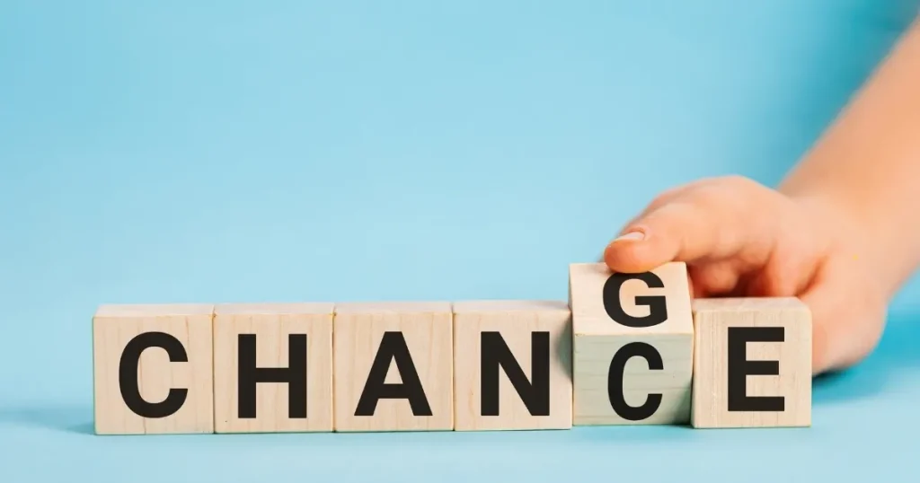 木製ブロックで作られた 'CHANCE' の文字と手が触れる様子 - Uターン転職のメリットを説明するセクションに関連した画像