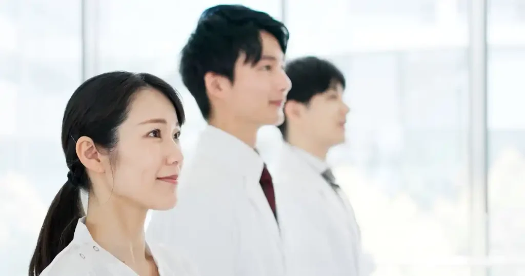 笑顔で前を見つめるビジネススーツ姿の男女 - フリーターから転職しやすいおすすめの業界4選を説明するセクション