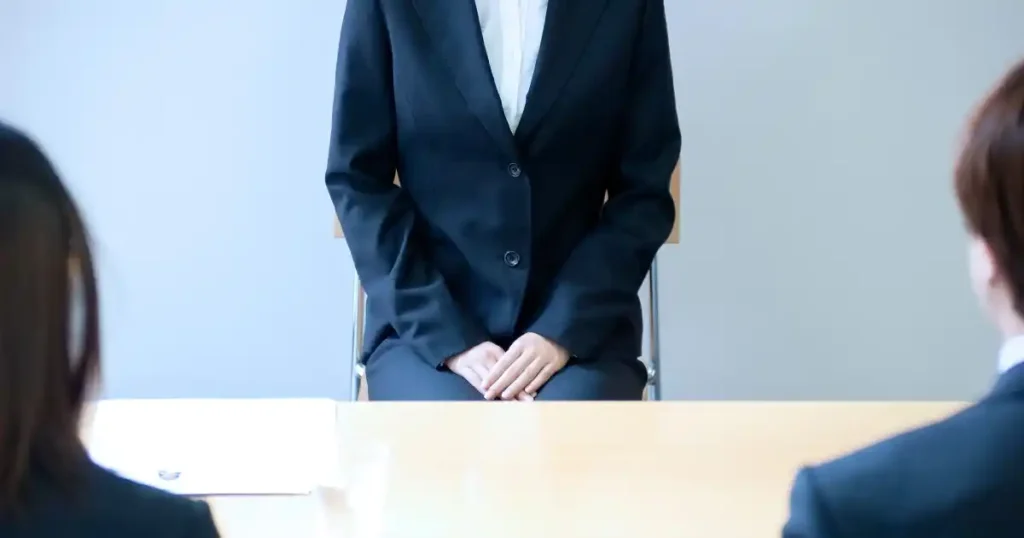 面接官の前で自己PRをするスーツ姿の応募者 - 企業が自己PRを求める理由について説明するセクションのイメージ