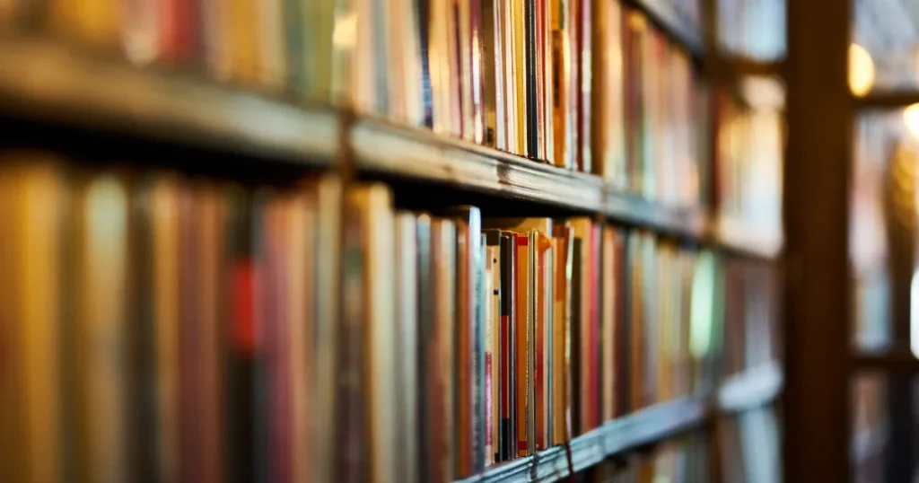 図書館の本棚 - 知識や学びの象徴的なイメージ