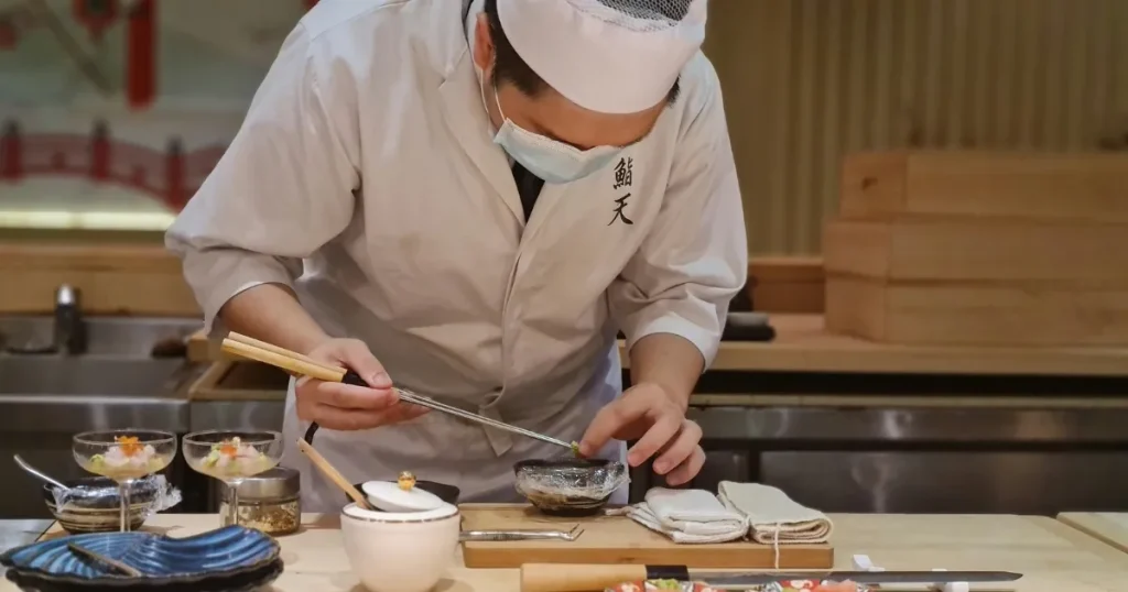 料理を丁寧に仕上げるホテルの料理人 - やりがいを感じられる料理の提供場面