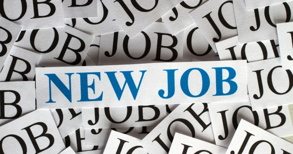 出戻り転職のメリットを象徴するNEW JOBの文字 - 出戻り転職の利点を説明するセクションに関連した画像