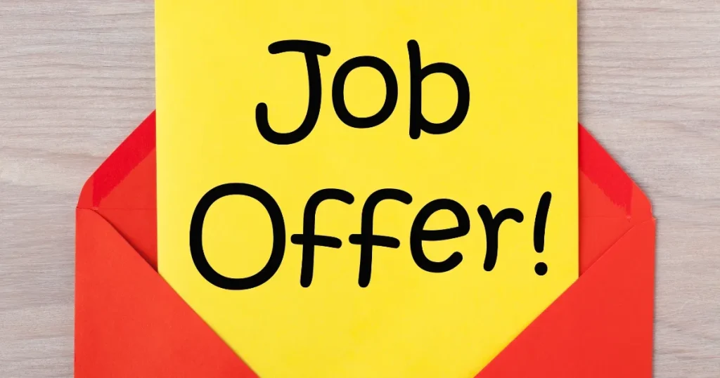 赤い封筒から見える『Job Offer!』の文字 - 出戻り転職の流れを説明するセクションに関連した画像