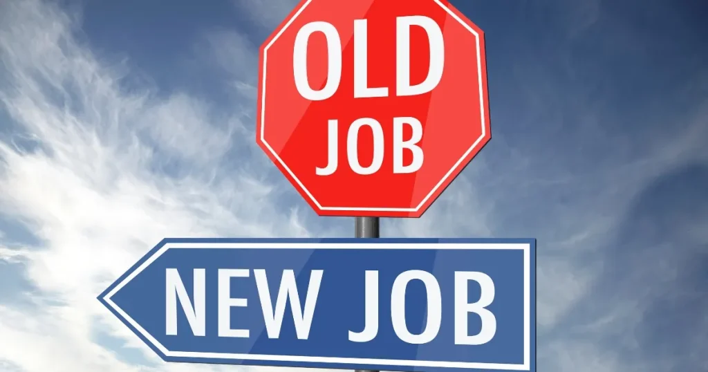 出戻り転職を象徴するOLD JOBとNEW JOBの標識 - 出戻り転職の定義を説明するセクションに関連した画像