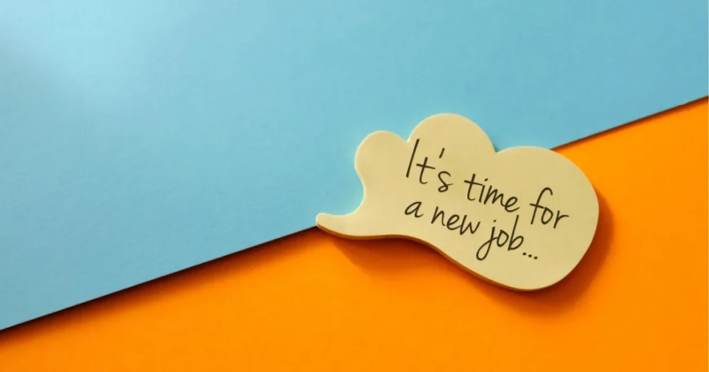 新しい仕事を始める時期を示唆する『It’s time for a new job』と書かれたメモ - 出戻り転職しやすい会社の特徴を説明するセクションに関連した画像