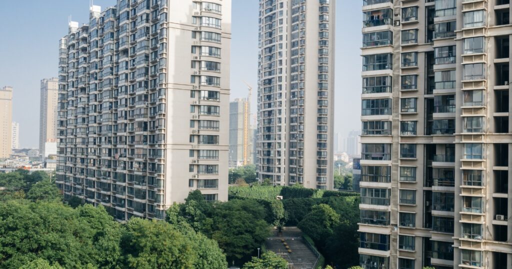 高層マンション群と緑豊かな景色 - 新卒で一人暮らしを始める際のデメリットを説明するセクションに関連した画像