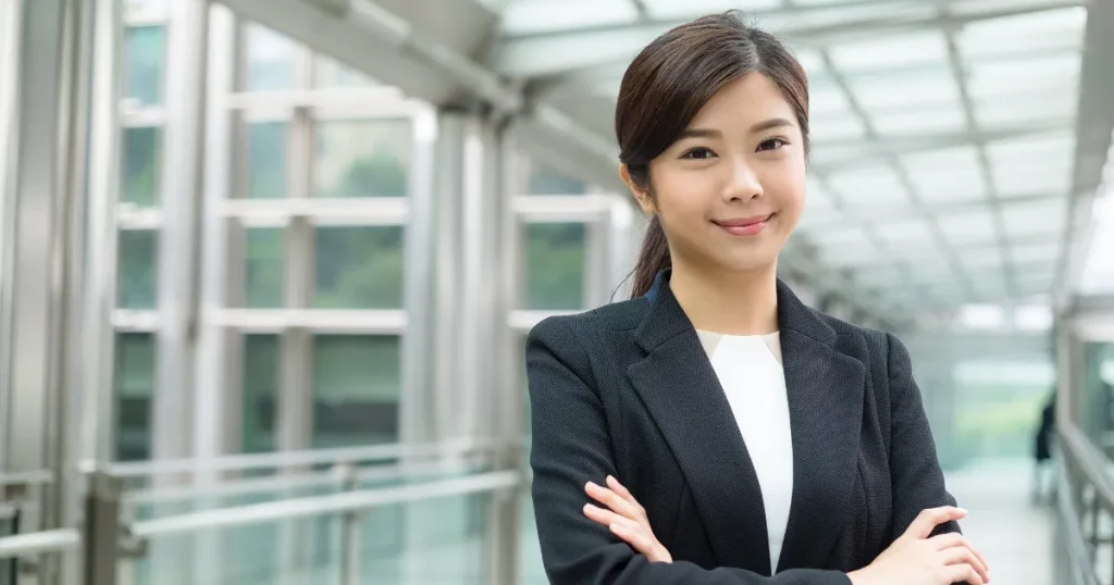 スーツ姿で笑顔の女性 - 新卒の社会人デビューの心得を説明するイメージ