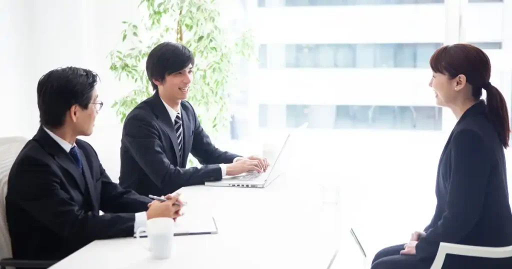 面接の様子。面接官2人が応募者と向き合い、明るい雰囲気の中で対話している。