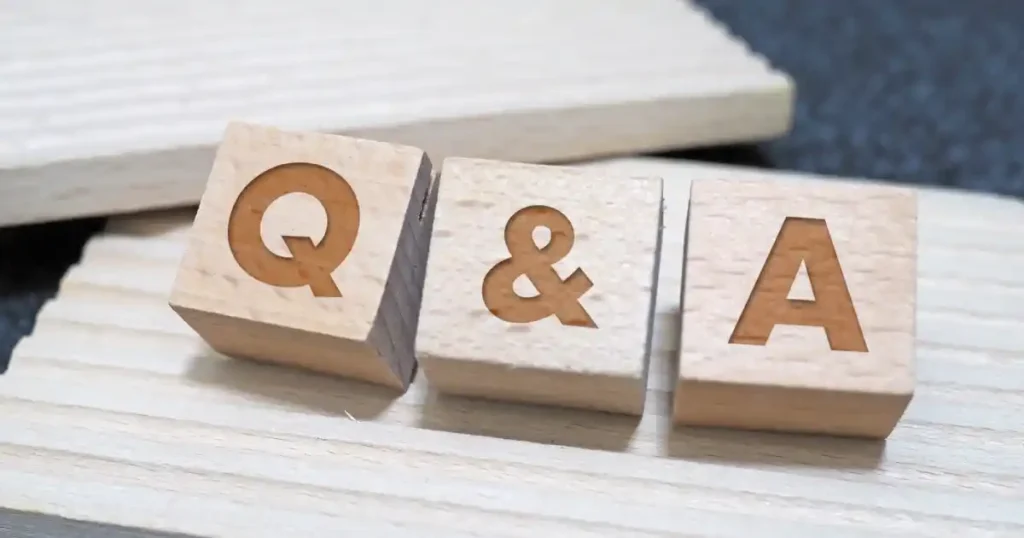 木製のキューブに刻まれた『Q&A』の文字が並べられているイメージ。
