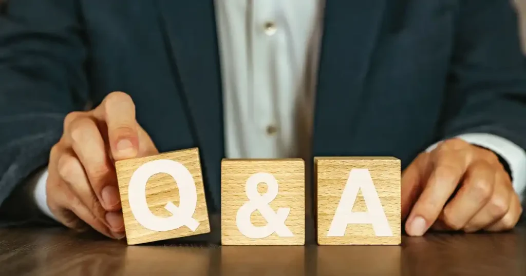 木製のブロックに『Q&A』と書かれた文字を並べた画像。休職中の退職に関するよくある質問を説明するセクションを表現。
