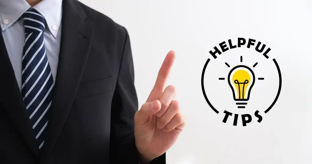 スーツ姿の男性が指を指し、『HELPFUL TIPS』と電球アイコンが描かれたイメージ。