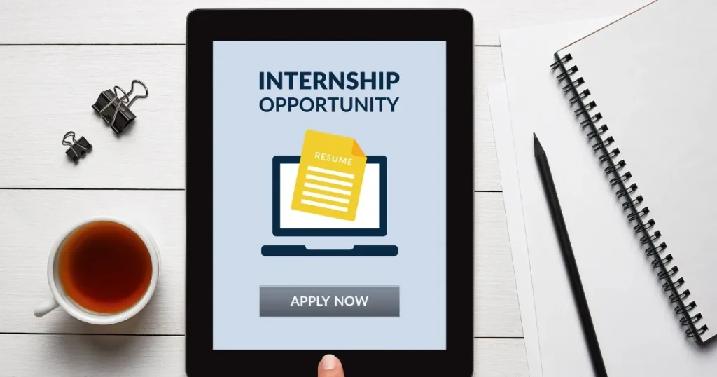 タブレット画面に表示された“INTERNSHIP OPPORTUNITY”と“APPLY NOW”の文字 - 選考直結型インターンシップの特徴を象徴するイメージ