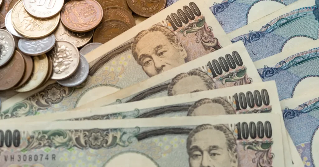 日本円の紙幣と硬貨のイメージ - 転職活動にかかる費用の内訳を説明するセクション用の画像