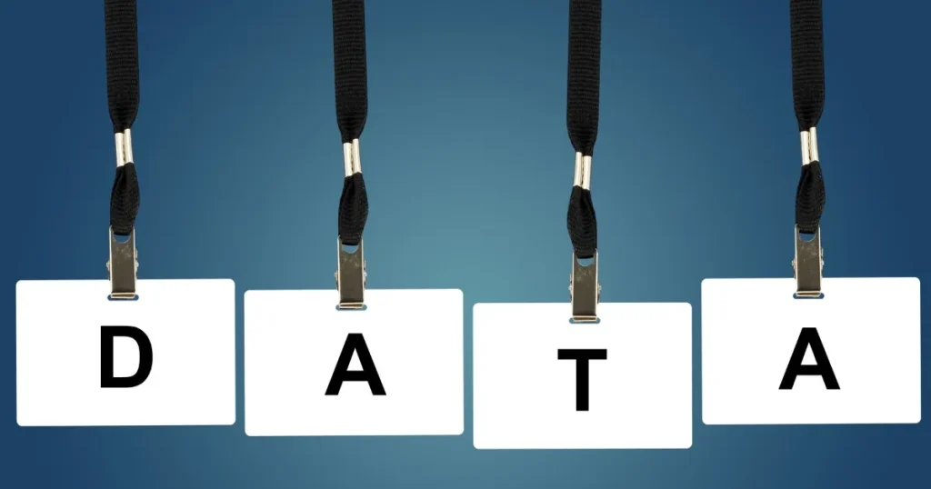 文字'DATA'がクリップで吊り下げられたイメージ。情報収集以外で転職活動時にやるべきことを表す視覚的要素。