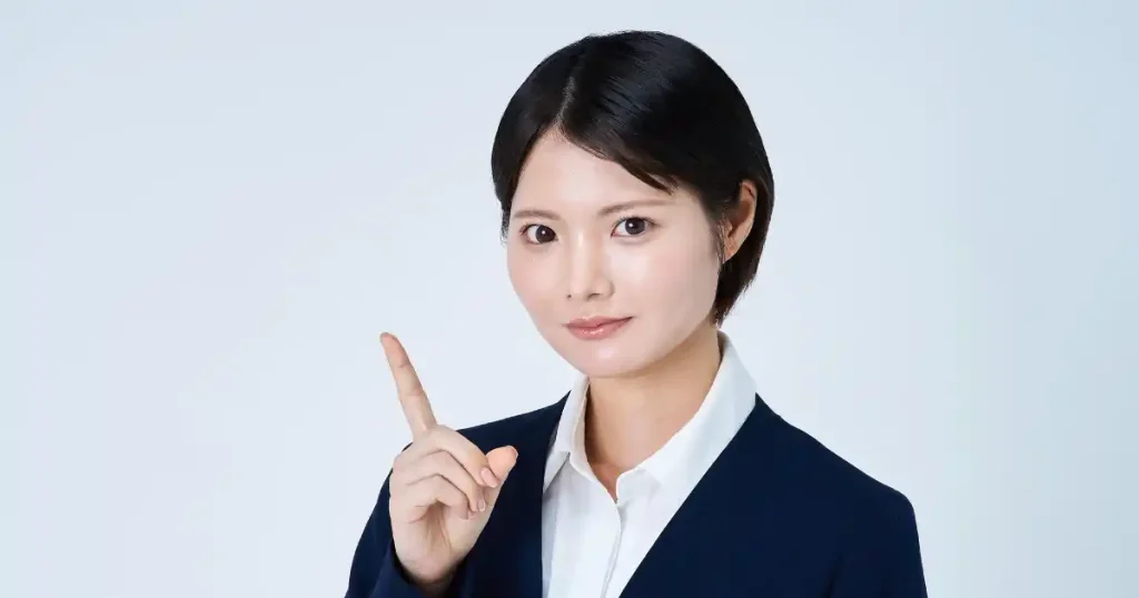 スーツ姿の女性が人差し指を立ててポイントを示している様子。転職で自分に合う仕事を見つけることの重要性を説明するセクションを象徴する画像。