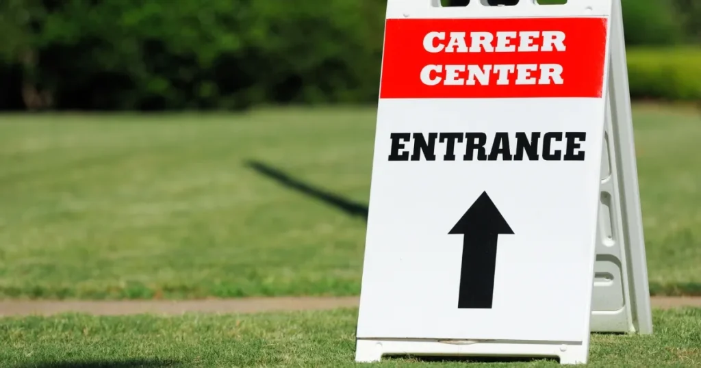 芝生の上に設置された「CAREER CENTER ENTRANCE」と書かれた看板。キャリアセンターの入り口を示す矢印が特徴的で、進路支援の拠点を象徴。