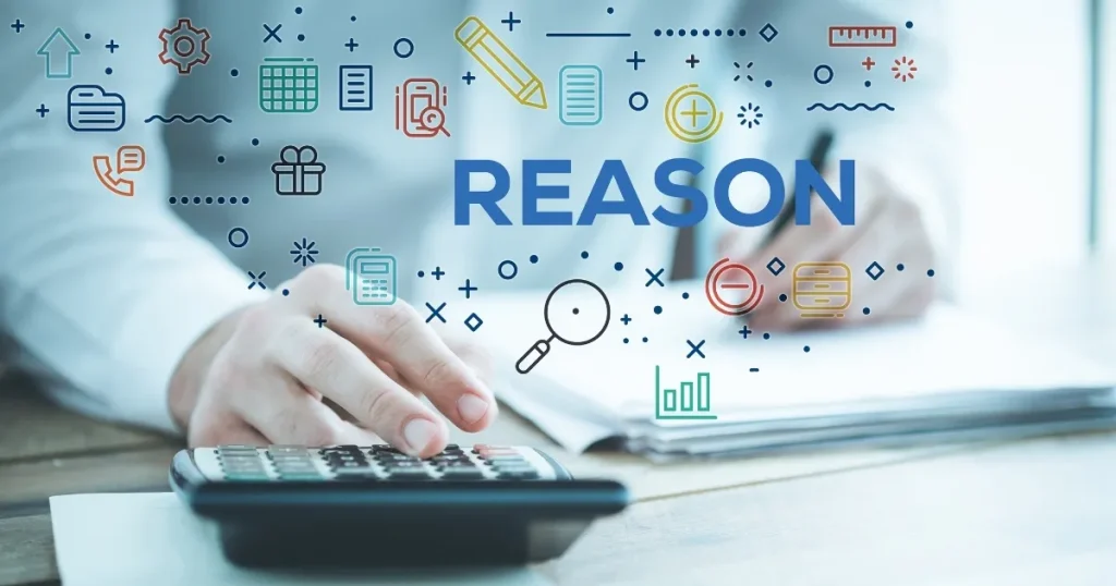 電卓を使いながらメモを取るビジネスパーソンの背景に「REASON」の文字：志望動機を考える際の課題や理由を分析するイメージ。
