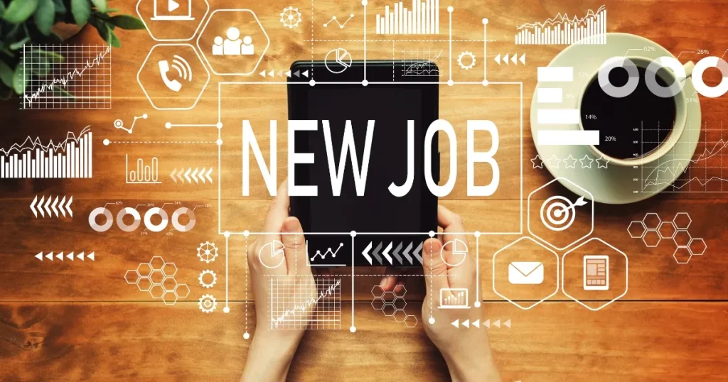 テーブルの上にタブレットを持つ手。その上に「NEW JOB」と描かれ、周囲にデジタルアイコンやグラフが配置されている。転職やキャリアの選択を象徴するデザイン。