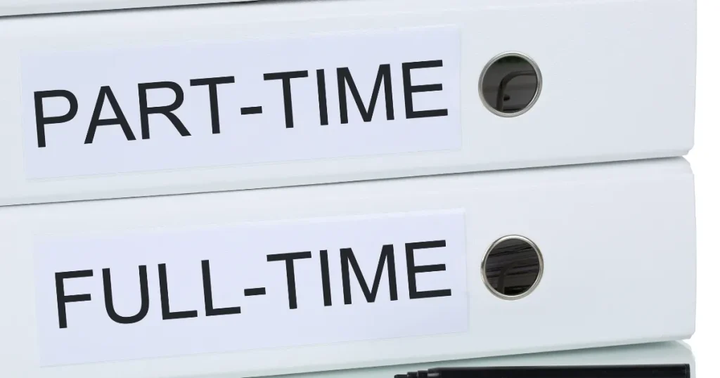 「PART-TIME（パートタイム）」と「FULL-TIME（フルタイム）」と書かれたラベルが貼られた白いファイルが積み重なっている。学生のアルバイトとフルタイムの働き方の違いを示唆するビジュアル。