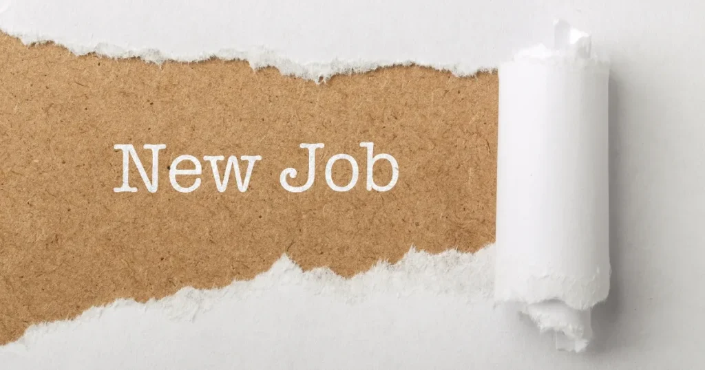 破れた紙の下に現れる「New Job」の文字。リクスタを活用して就職活動の悩みを解決し、新しい仕事を見つけることを象徴するイメージ。