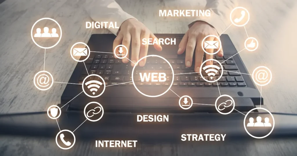 ノートパソコンのキーボードに手を置いて作業をする人物の上に、「WEB」「SEARCH」「STRATEGY」などのキーワードが円形に配置され、デジタルスキルや戦略的思考を象徴するイメージ。