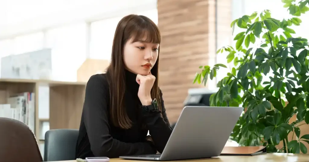 就職活動でMBTIを活用する女性｜パソコンを使って性格分析を行い、自己理解を深める様子を描いた写真