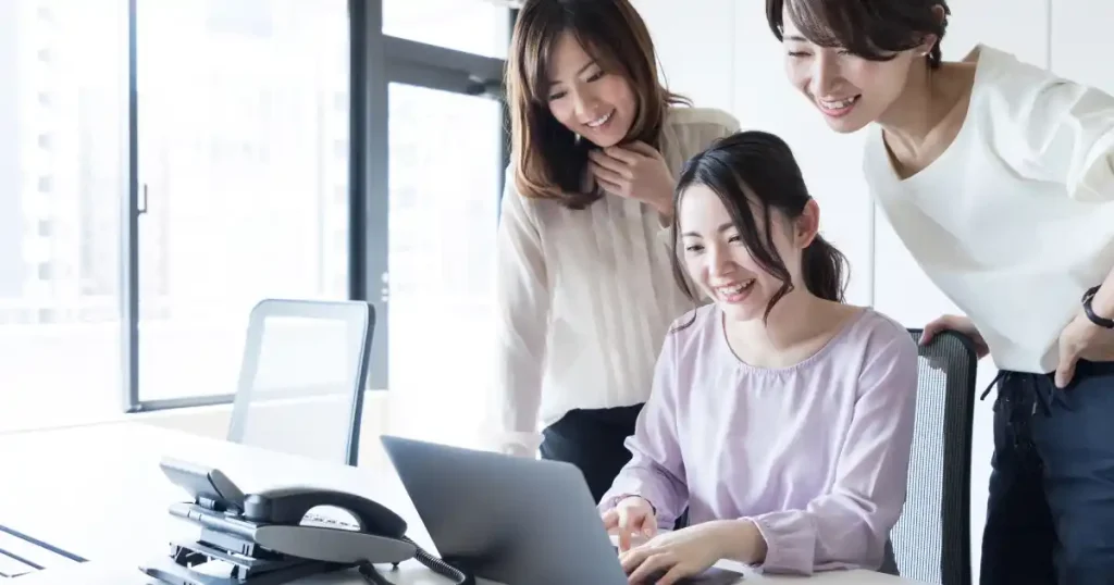 インターンシップで学ぶ学生たち｜職場での実務体験を通じて業界の理解を深め、キャリアを考える様子