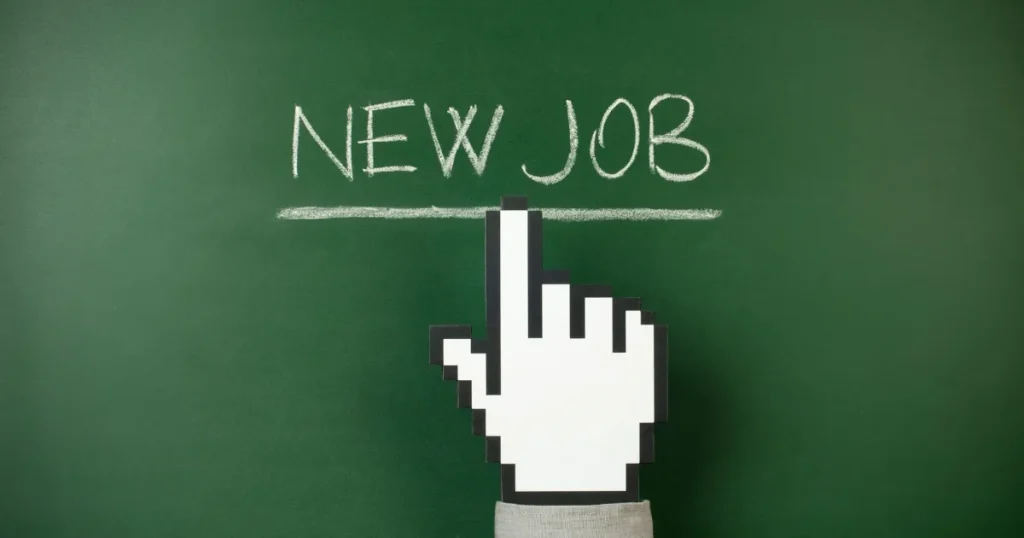 「NEW JOB」と書かれた黒板に、クリックを象徴する手のアイコンが触れている ミドル転職を成功させる7つのポイントを解説するセクションのイメージ画像