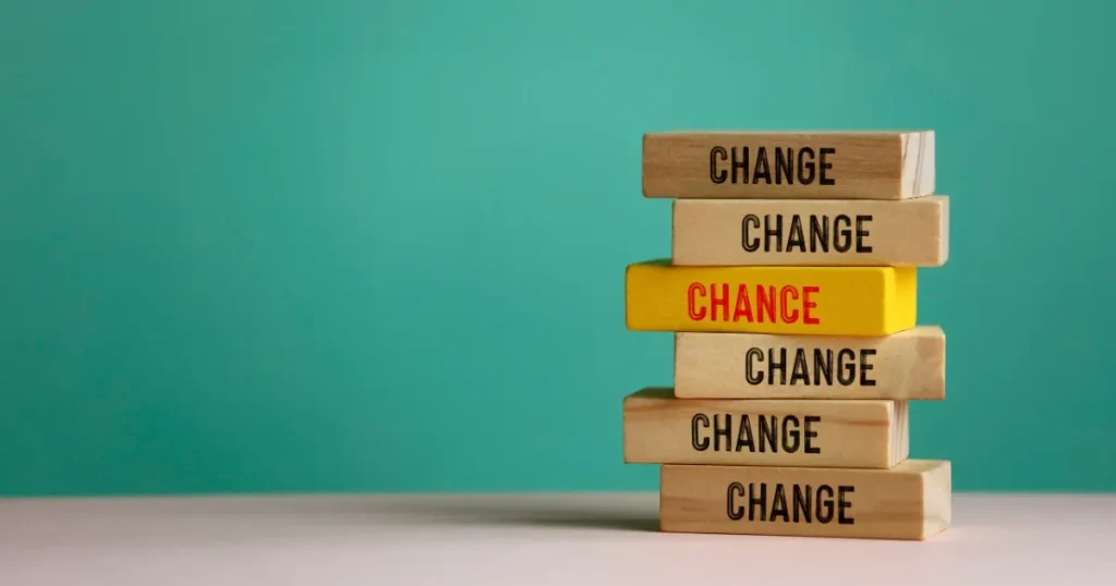 「CHANGE」と書かれた木のブロックが積み重なり、その中に「CHANCE」と書かれた黄色いブロックが挟まれている ミドル転職で求められるスキルや実績を解説するセクションのイメージ画像