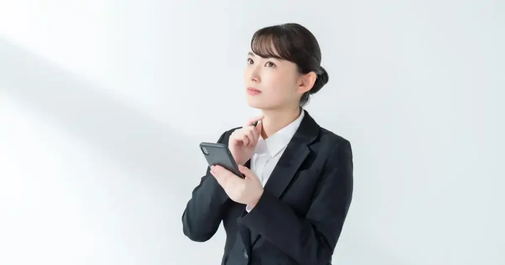 就活で企業に電話問い合わせを考える女性。緊急時や連絡確認時に適切な電話対応が求められる場面を解説したセクションのイメージ画像