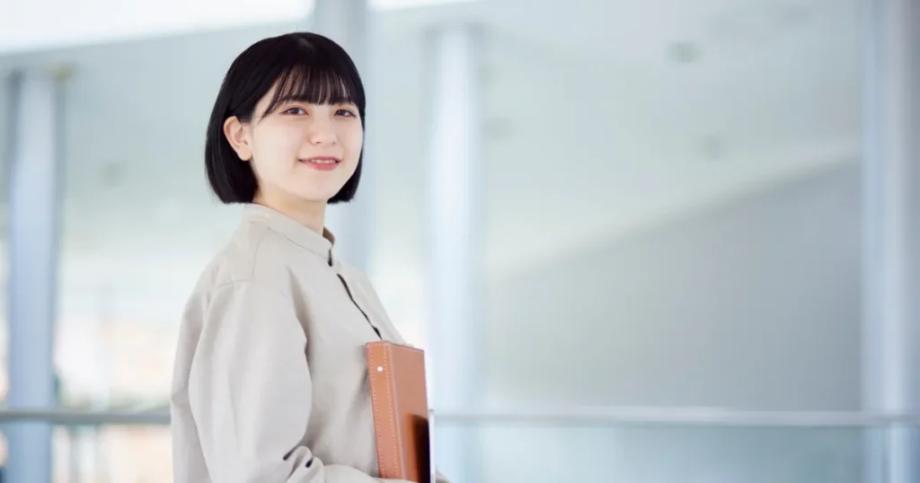 インターンシップに関する疑問を解消しようとしている学生のイメージ。インターン生が抱える悩みに答えるQ&Aセクションを象徴する画像。