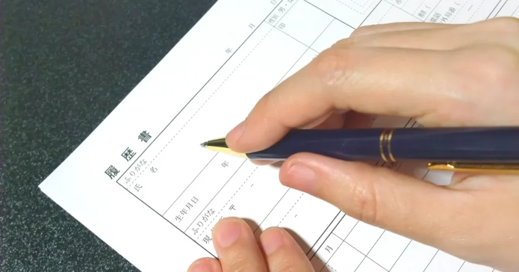 大学指定の履歴書に記入している様子。大学名やロゴが入った指定フォーマットの特徴や活用のメリットを解説するセクションに関連。